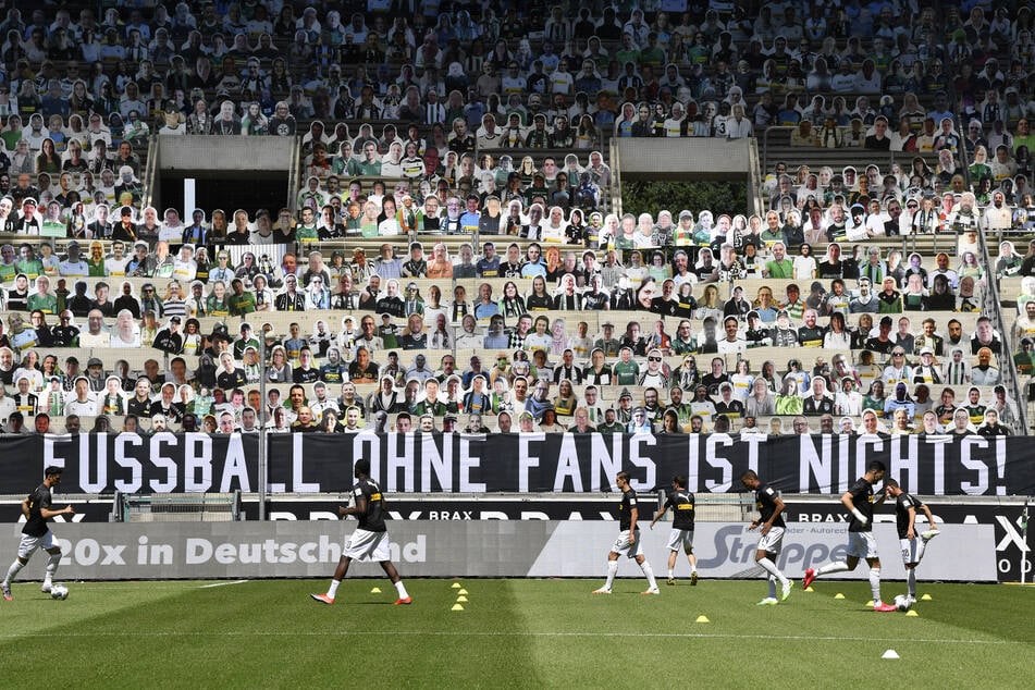Im Stadion von Borussia Mönchengladbach stehen Pappaufsteller statt Fans auf der Tribüne, auf einem Banner prangt die Aufschrift "Fussball ohne Fans ist nichts".