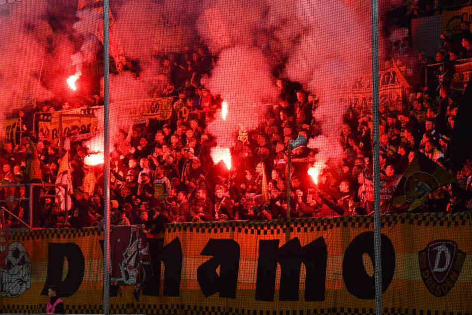 Vor dem Spiel und nach dem 1:0 zündeten die Dynamo-Fans zahlreich Pyro.