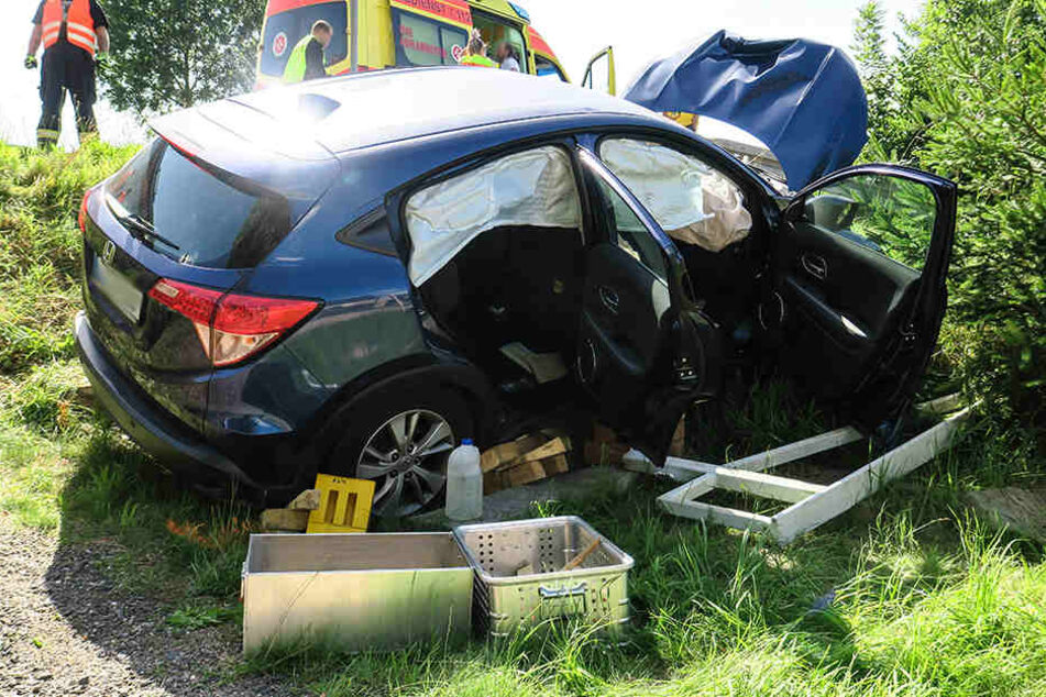 Der Fahrer des Hondas wurde bei dem Unfall schwer verletzt.