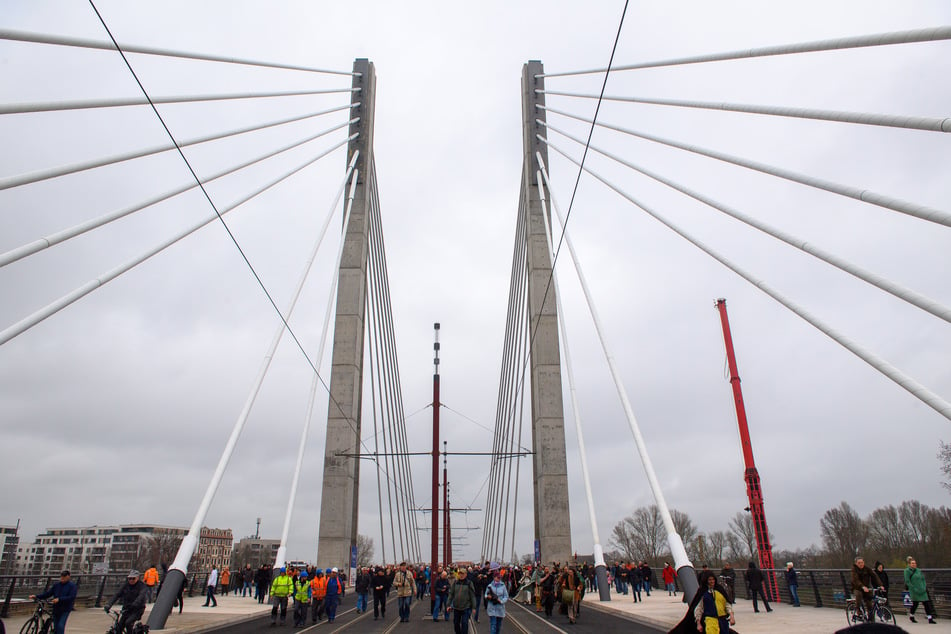 Die neue Kaiser-Otto-Brücke erhält am Dienstag erstmals ihre Beleuchtung und ein zugehöriges Denkmal.