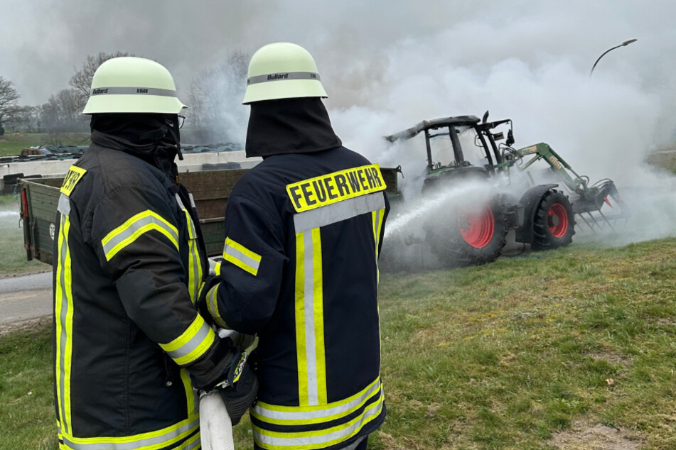 Die alarmierte Feuerwehr versuchte, die Flammen zu löschen, doch der Traktor brannte letztlich komplett aus.