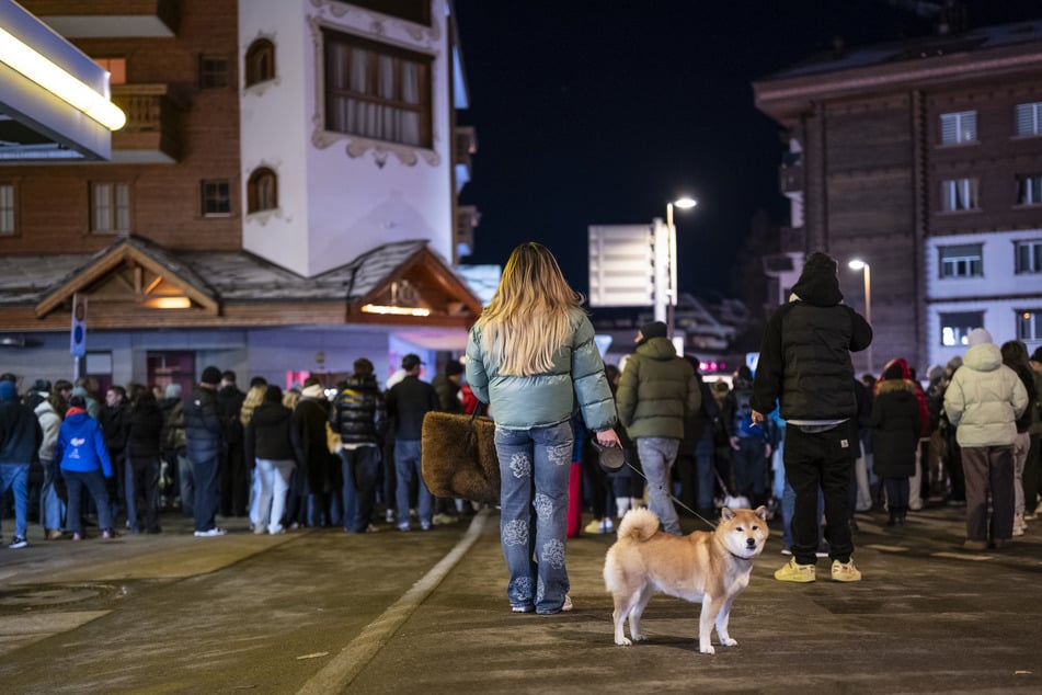Trauernde versammelten sich, um Blumen niederzulegen und Kerzen anzuzünden, um der Opfer des Brandes zu gedenken.
