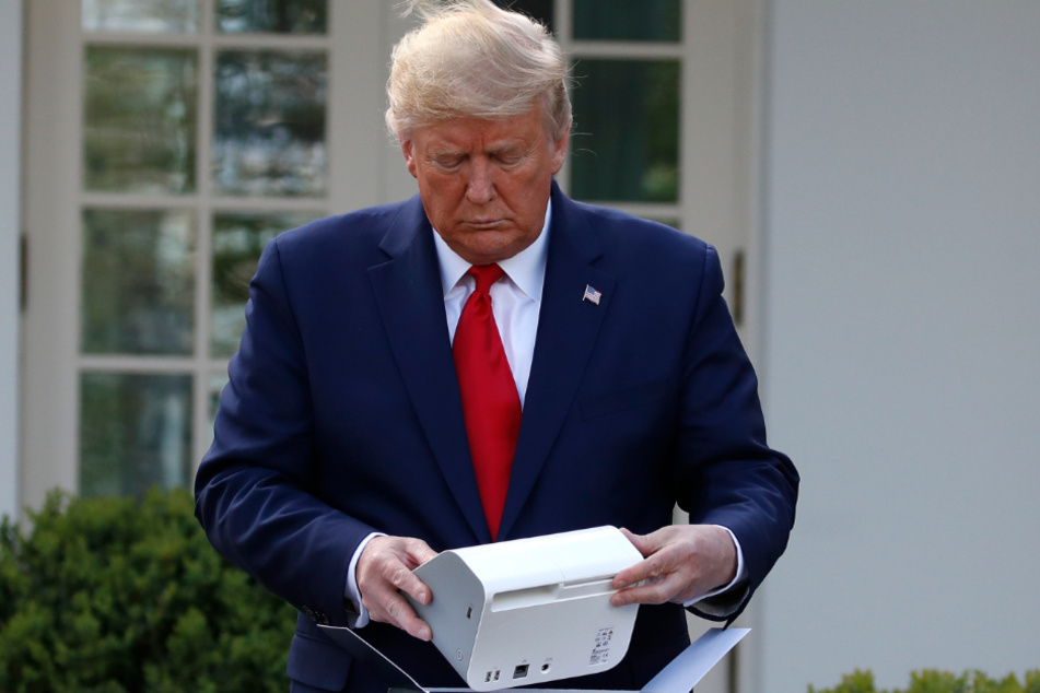 Donald Trump (74) öffnet im Rosengarten des Weißen Hauses eine Verpackung mit einem Schnelltest für COVID-19.