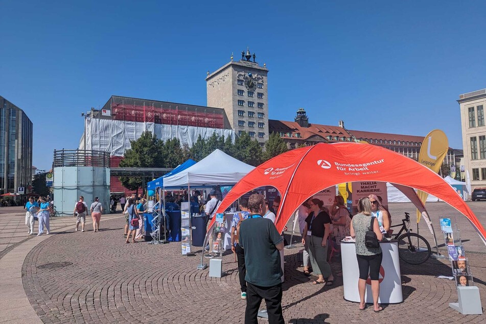 ... als auch vor der Oper stellten zahlreiche Firmen ihre Zelte auf.