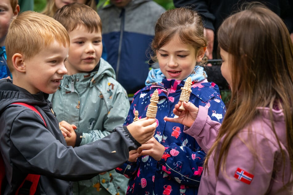 Welches Bäumchen ist das schönste? Willi (6, l.), Jasmin (6) und Hayley (7) vergleichen stolz ihre Werke.