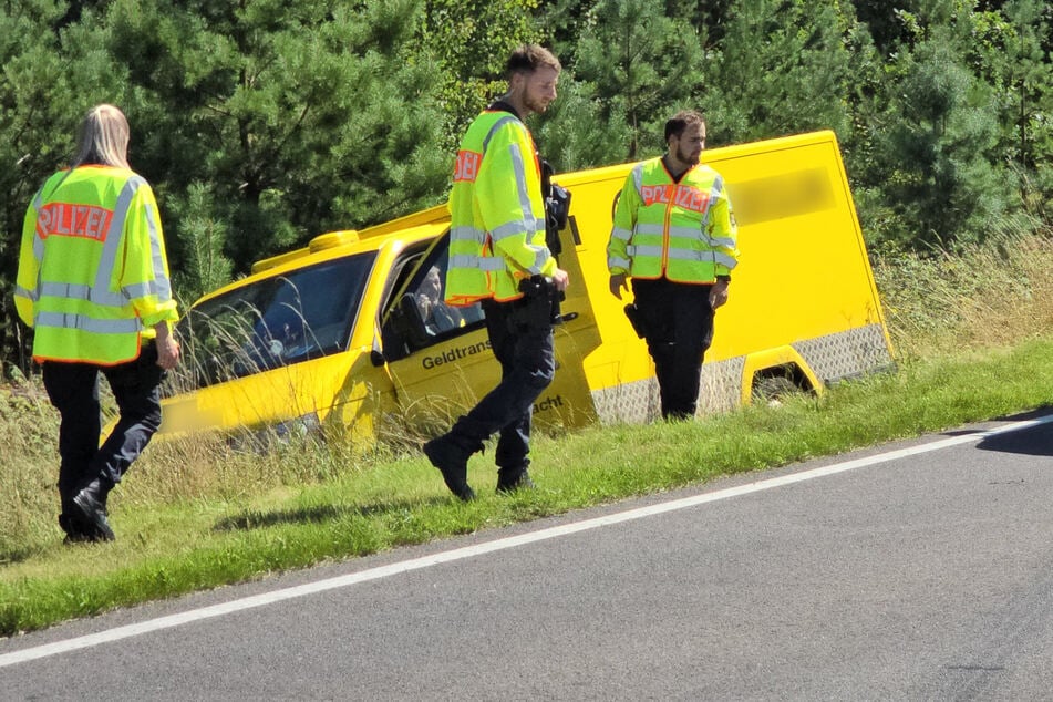 Geldtransporter in Unfall verwickelt: Zwei Menschen verletzt