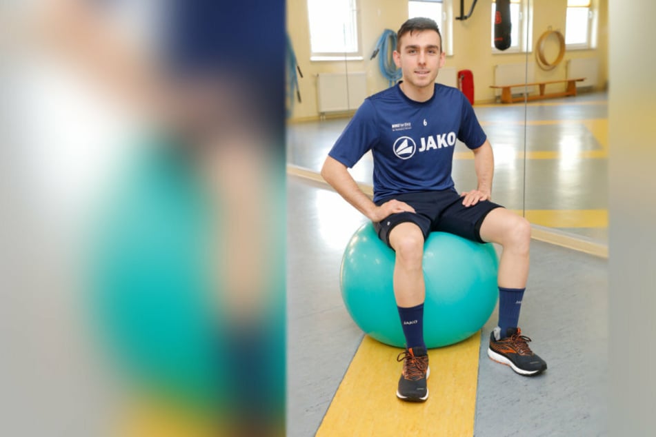 Ioannis Karsanidis auf einem Gymnastikball.
