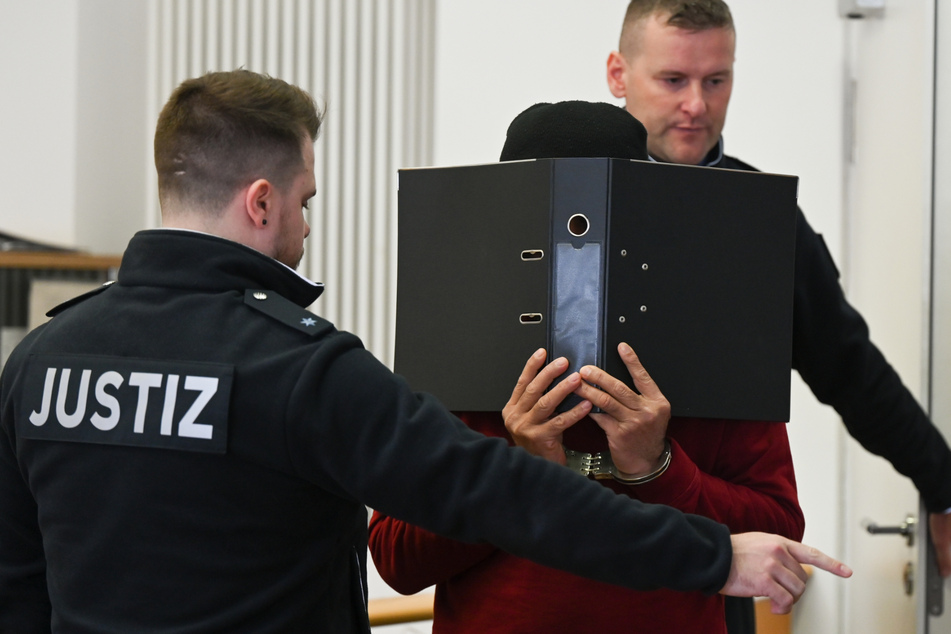 Der Prozess vor dem Landgericht Hanau gegen den angeklagten 47-jährigen und mutmaßlichen Mörder zweier Kinder begann bereits am 18. Januar.