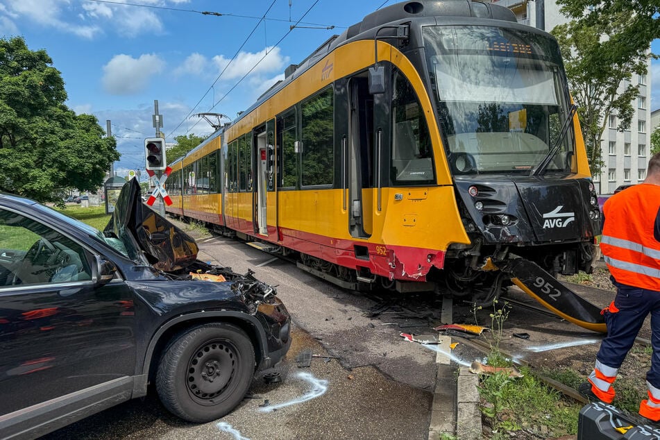 Im Stadtteil Mühlburg krachten ein Auto und eine Tram zusammen.