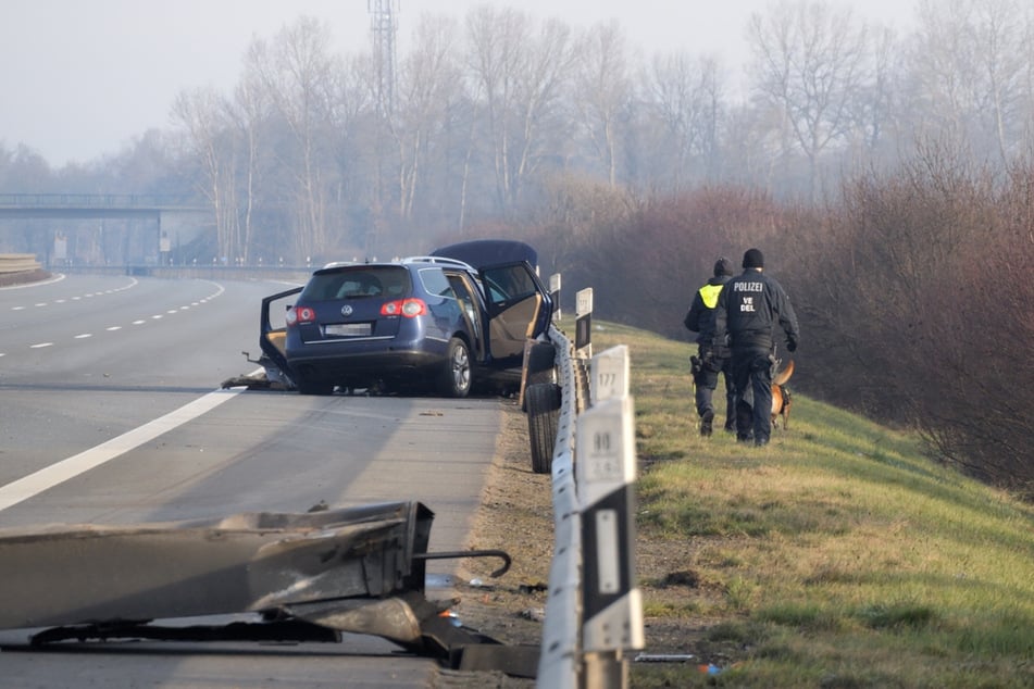 Die Polizei setzte Hunde zur Suche nach den geflüchteten Autoinsassen ein.