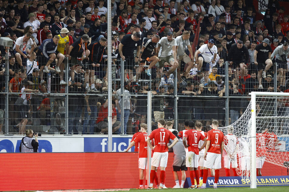 Nach der trostlosen Niederlage gegen Ulm stellten die HFC-Fans die Spieler am Zaun zur Rede.