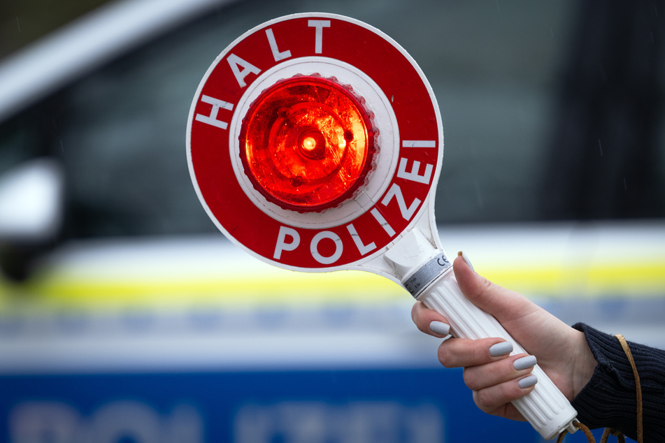 Aus Anlass eines europaweiten Aktionstages für weniger Verkehrstote müssen Autofahrer an diesem Donnerstag in einigen Regionen Nordrhein-Westfalens mit verstärkten Verkehrskontrollen rechnen. (Symbolbild)