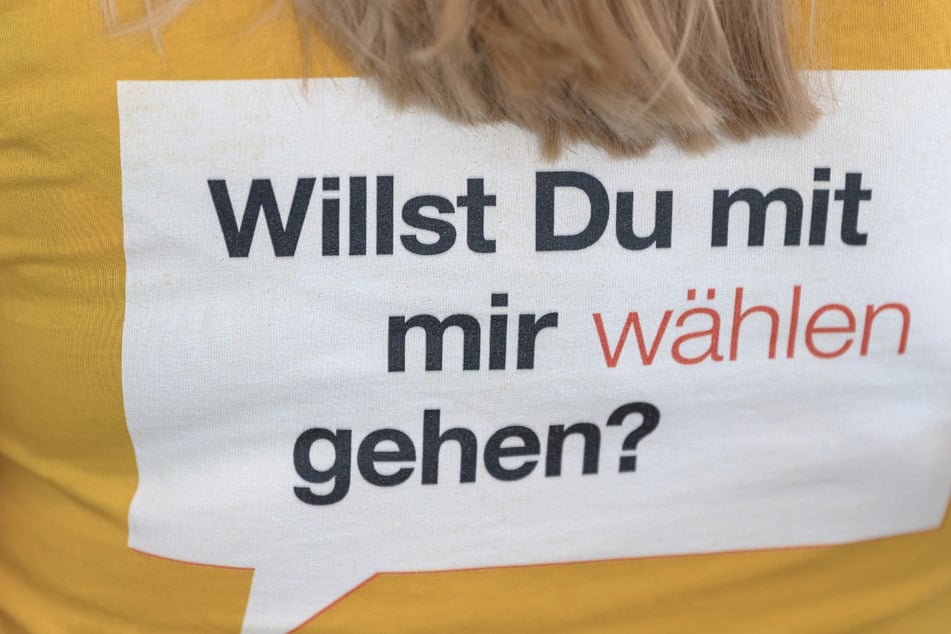 Auf einem T-Shirt einer jungen Frau steht bei der Vorstellung des Wahl-O-Mat 2019 in Dresden der Slogan "Willst Du mit mir wählen gehen?".