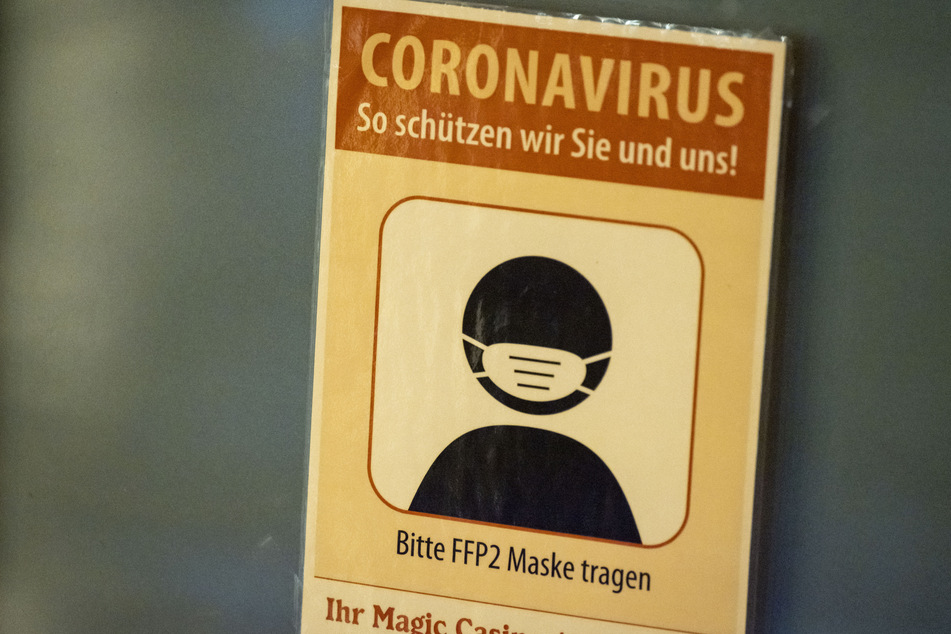 Ein Schild weist auf die Maskenpflicht hin. In Hamburg gelten ab Samstag neue Regelungen. (Symbolfoto)