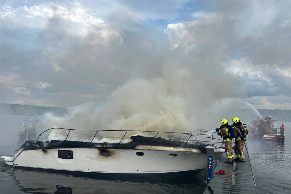 Die Feuerwehr hat das berennende Boot für die Löscharbeiten an einen freien Steg geschleppt.