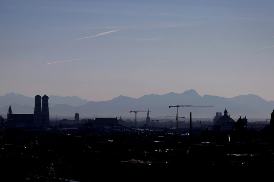 Baukräne gehören zur Münchner Skyline. Im Norden der Stadt kommen ab Herbst wohl viele weitere dazu.