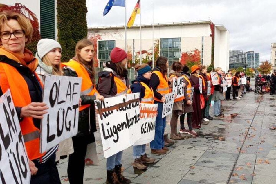 Rund 70 Aktivisten der "Letzten Generation" versammelten sich am Dienstagvormittag vor dem Bundeskanzleramt in Berlin und hielten Transparente mit der Aufschrift "Olaf lügt" oder "Klima-Lügen-Kanzler" in den Händen.