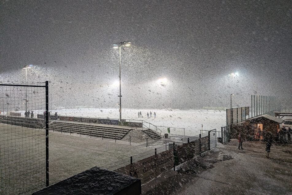 Heftige Schneefälle haben den Kunstrasenplatz unbespielbar gemacht.