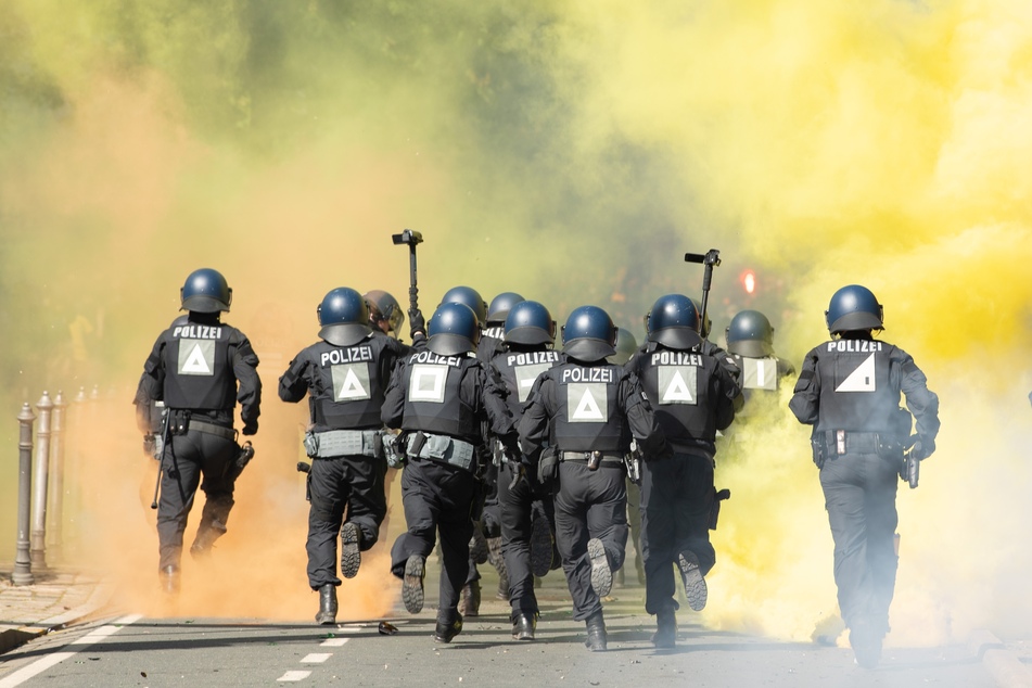 Am 16. Mai kam es in Dresden zu heftigen Ausschreitungen. Nun wurden in Leipzig vier mutmaßliche Beteiligte bekannt gemacht.