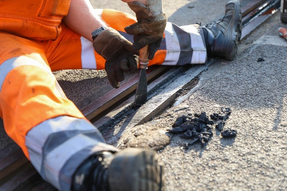 Die LVB arbeiten seitdem mit Hochdruck daran, die Schienen zu reinigen und den Bahnbetrieb wieder zum Laufen zu bringen.