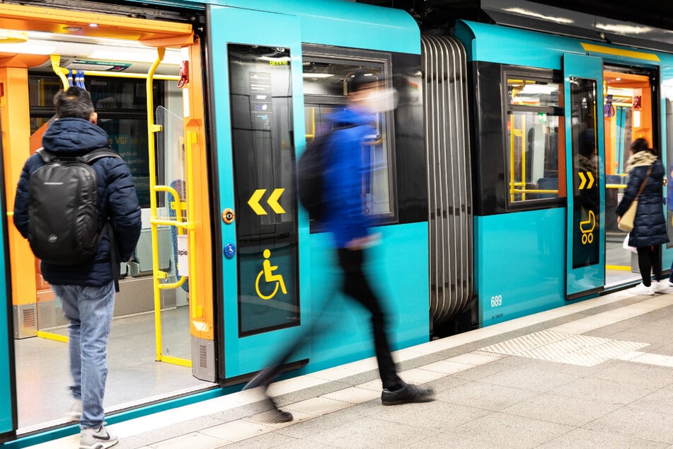 Eine U-Bahn hält an der Station "Hauptwache" in Frankfurt am Main - die Vorbereitungen für die Einführung des 49-Euro-Tickets in Hessen laufen auf Hochtouren.