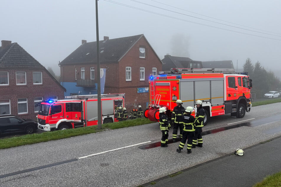 Die Feuerwehrleute entdeckten die Ursache des Brandes und löschten die Flammen.