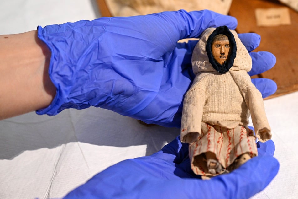 Eine kleine Inuit-Puppe ist Teil der Ausstellung.