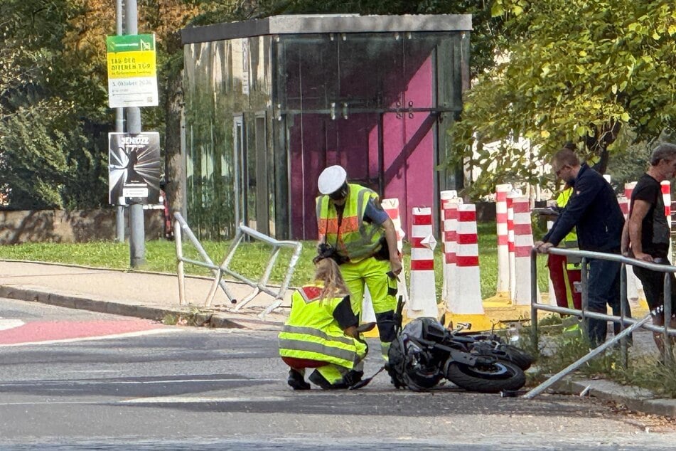 Die Seitenspiegel der Yamaha sind verbogen, die Maschine liegt auf der Seite.