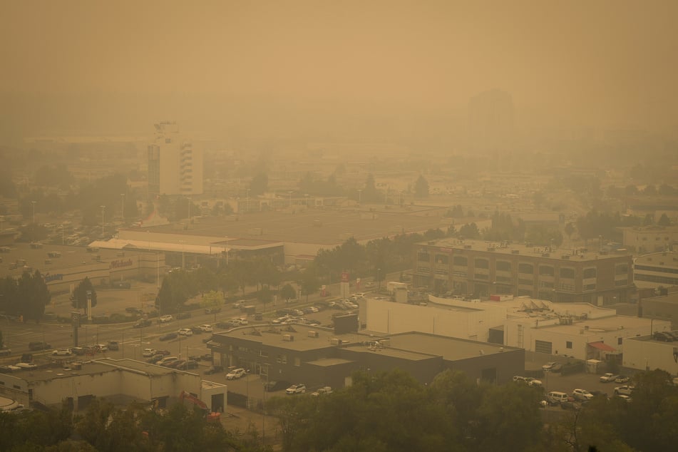 Rauch von Waldbränden hängt in der Luft in Kelowna, British Columbia.