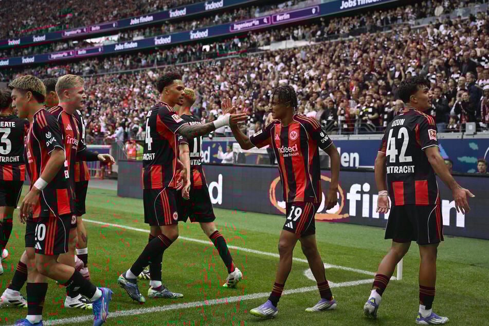 Eintracht Frankfurts Jean-Mattéo Bahoya (20, 2.v.r.) könnte noch in diesem Transferfenster den Verein verlassen.