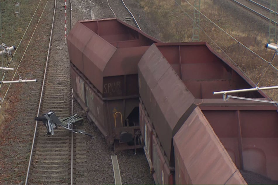 Ein Wagen des Güterzuges sprang aus noch ungeklärter Ursache aus den Schienen.