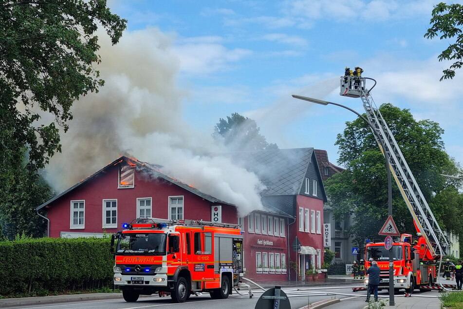 Hamburg: Feuer in Hotel in Hamburg: Fotovoltaikanlage erschwert Löscharbeiten