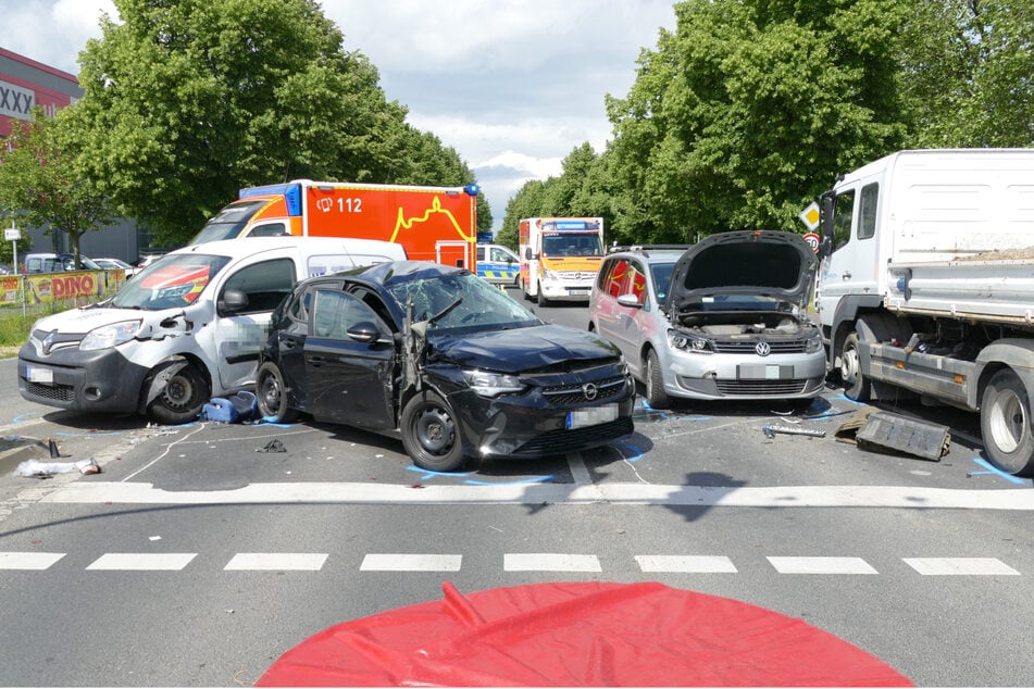 Bei einem Unfall in Hennef wurden vier Personen verletzt.