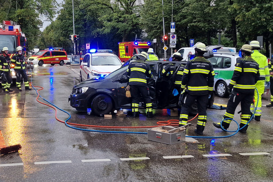 Schwerer Unfall in München: Liniebus prallt gegen Auto