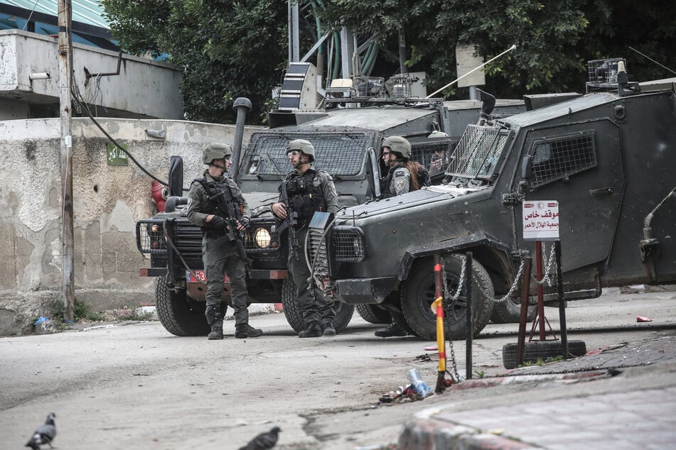 Israelische Soldaten stehen vor dem Thabet Thabet Krankenhaus in der Stadt Tulkarem im Westjordanland.