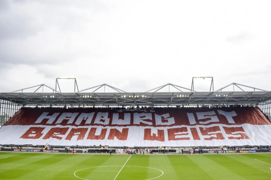 Beim Stadt-Derby hatten Fans von St. Pauli ein Banner mit der Aufschrift "Hamburg ist braun weiss" über eine Tribüne gezogen.