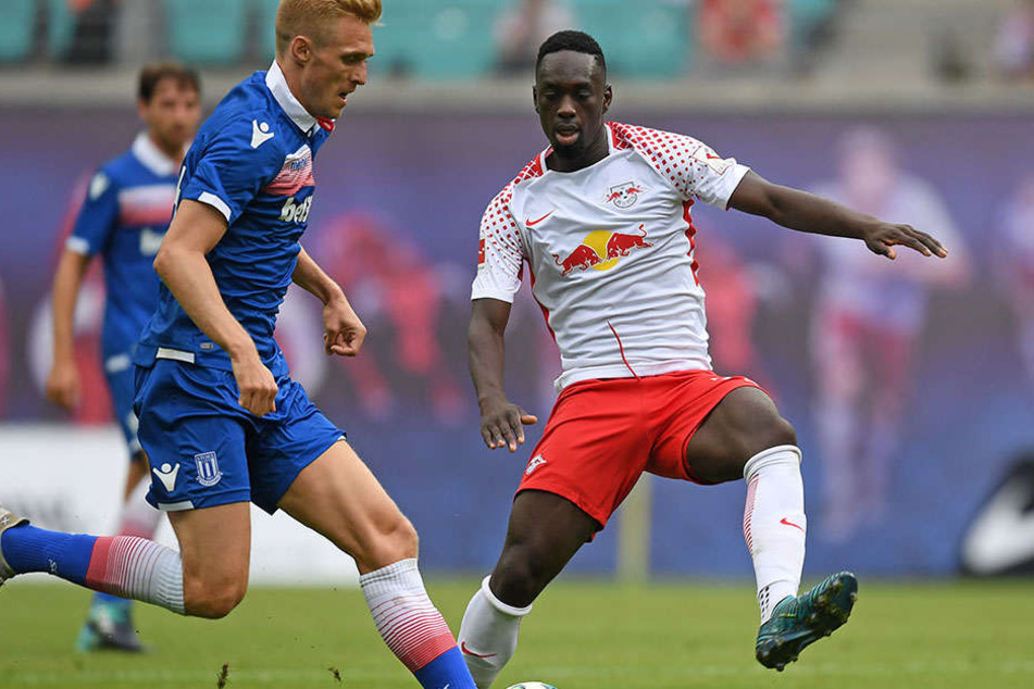 Jean-Kévin Augustin im Duell mit Stoke Citys Darren Fletcher. Augustin wird im Spiel gegen Dorfmerkingen dabei sein.