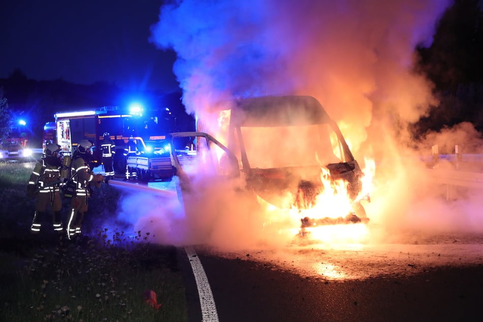 Flammen lodern aus dem Wageninneren. Der Transporter hatte plötzlich Feuer gefangen.