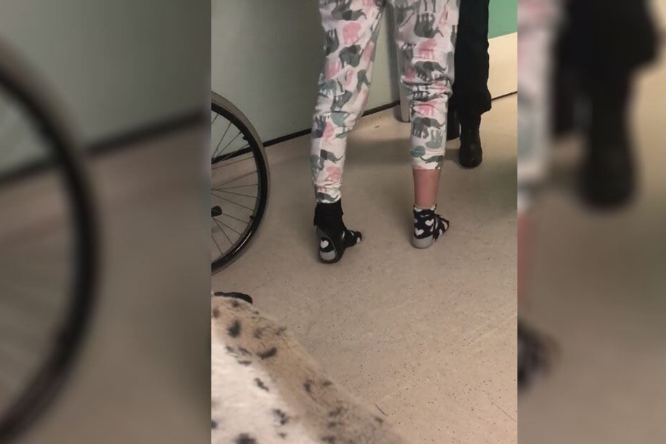 Auf Facebook zeigte die 24-Jährige in einem Video, wie sie nach dem Schlaganfall wieder laufe lernte.