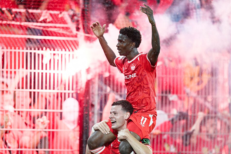 Lautern-Matchwinner Ibrahim Kanate (19, oben) lässt sich vorm eigenen FCK-Anhang feiern.