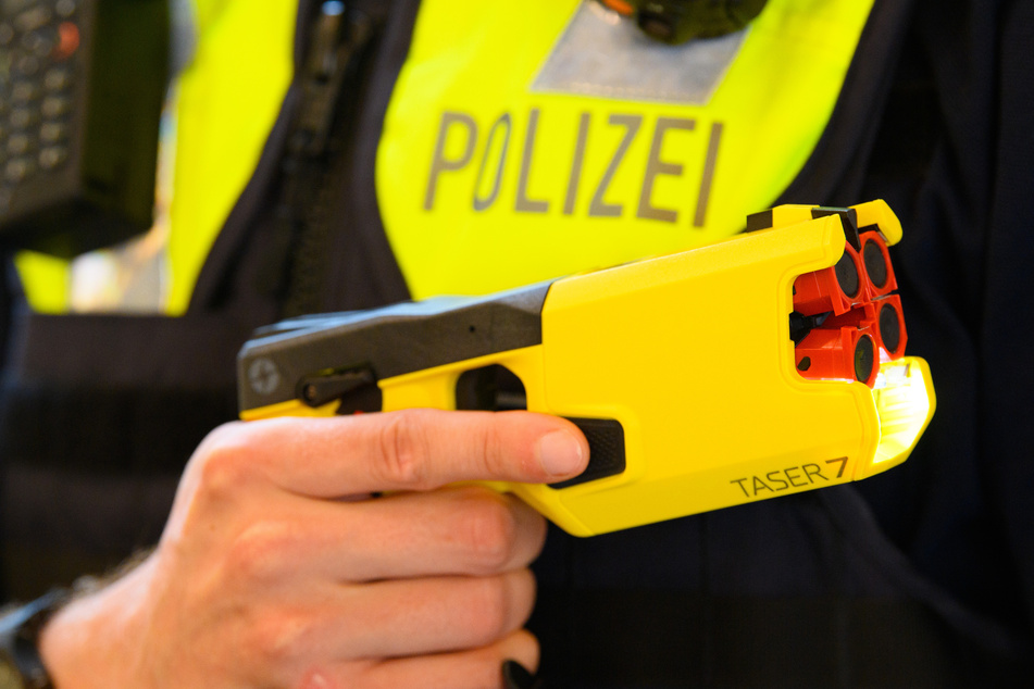 Elektroschockpistolen, vielen als "Taser" geläufig, gehören zu der Ausrüstung der bayerischen Polizistinnen und Polizisten. (Symbolbild)