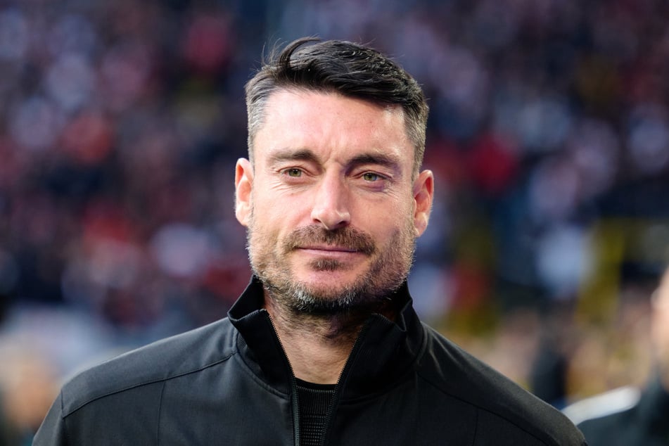 Im letzten Saisonspiel gegen den VfB wird Albert Riera (44) noch einmal auf der Trainerbank der Eintracht Platz nehmen, möglicherweise zum letzten Mal.