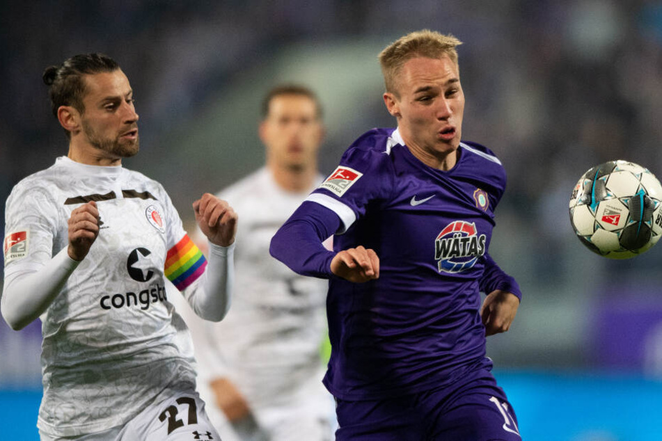 Vize-Kapitän Jan-Philipp Kalla, hier gegen Aues Florian Krüger im Zweikampf, erhob das Wort gegen seinen Trainer.