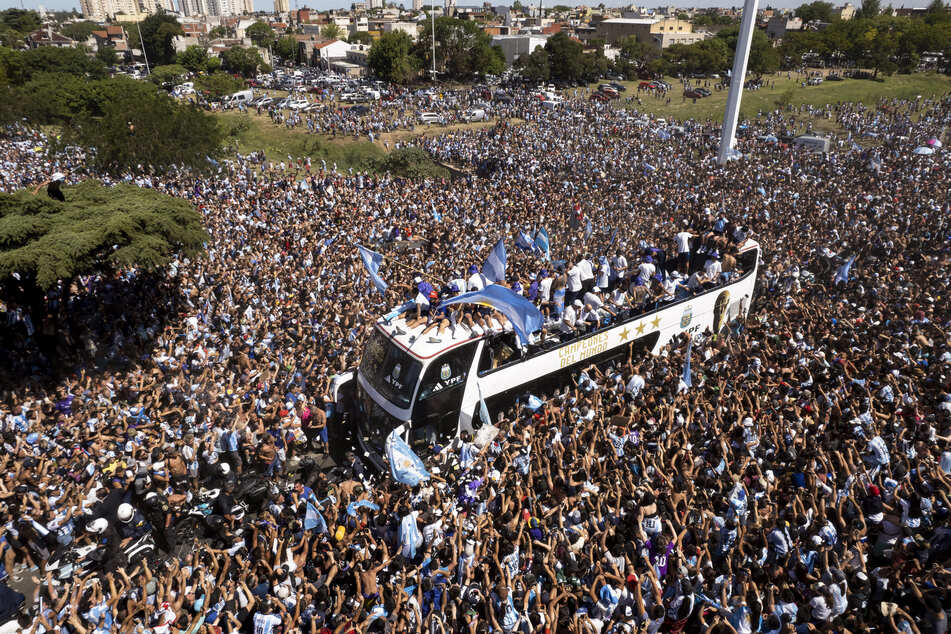 Die Heimkehrparade der argentinischen Nationalmannschaft fand zunächst wie geplant im offenen Bus statt - und wurde dann abgebrochen.