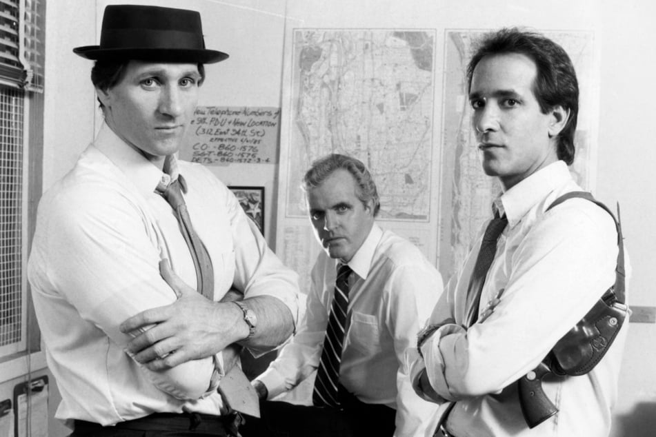 Die Schauspieler Ed O'Neill (80, v.l.), James Handy (†81) und Matthew Laurance (76) standen 1986 gemeinsam für den Film "Popeye Doyle" vor der Kamera. (Archivfoto)