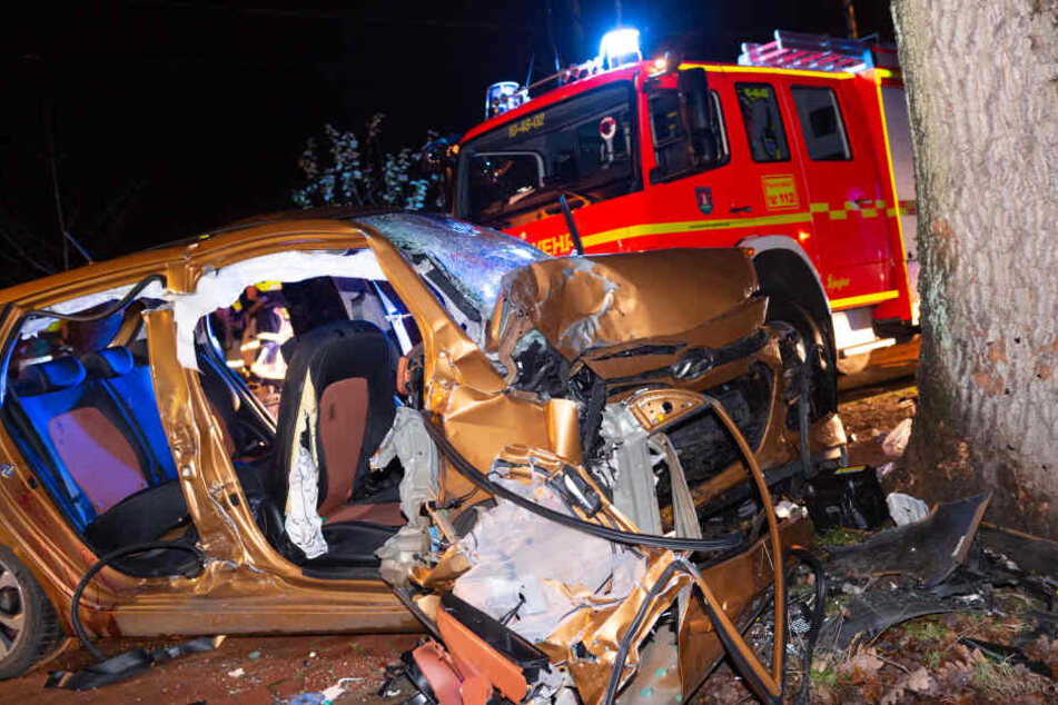 Nach Horror-Unfall mit fünf Teenagern: Auch Fahrer (19) gestorben. 