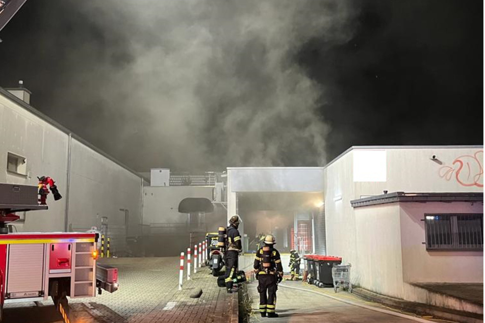Die Kameraden der Dortmunder Feuerwehr rückten am Donnerstag zu einem Discounter in der Nordstadt aus.