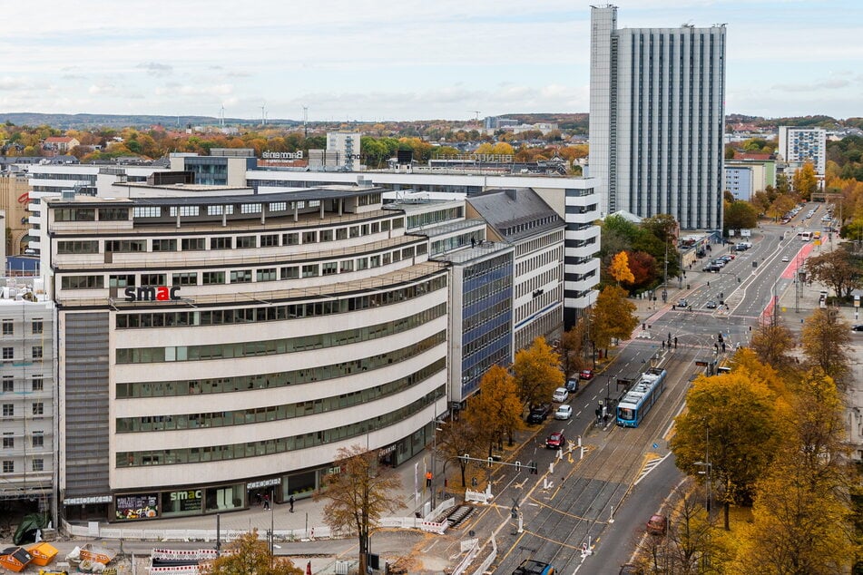 Die durch die Auto-Krise bedingt sinkende Zahl von Geschäftsreisen der gesamten Branche bekommen jetzt die Hotels und Pensionen in der Region zu spüren (r. im Foto das Congress Hotel Chemnitz).