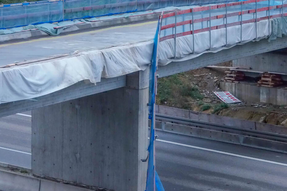 Das Geländer stürzte auf die Fahrbahn.
