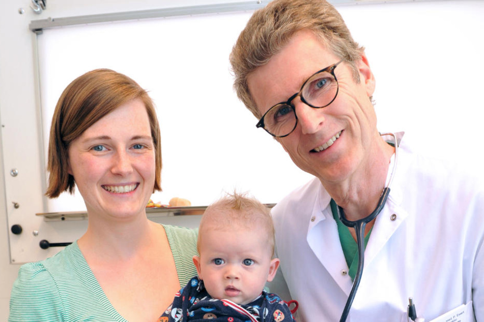 Der kleine Faustus mit seiner Mutter Fanny B. und Peter Ewert, Direktor der Klinik für Angeborene Herzfehler/Kinderkardiologie am Deutschen Herzzentrum München.